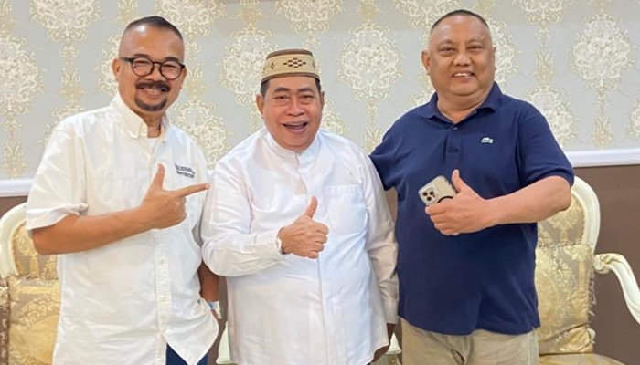 Foto bersama usai pertemuan Rusli Hbibie, Adhan Dambea dan Thomas Mopili di Rudis Walikota Gorontalo, Kamis 26 Maret 2026 [foto:dok/tm rh]