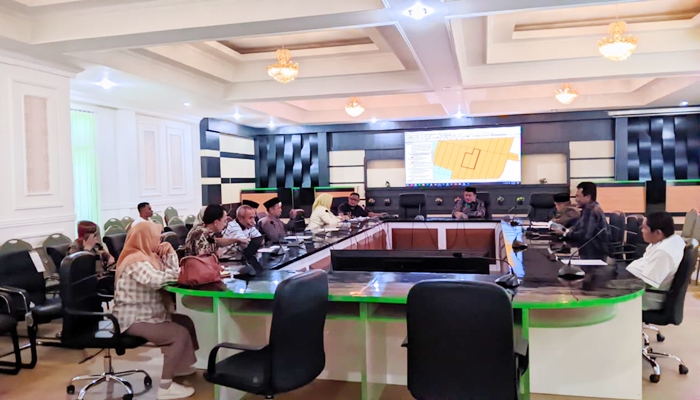 Sekda Kabupaten Gorontalo, Sugondo Makmur saat memimpin rapat pembahasan lahan pembangunan Sekolah Rakyat [foto:dok]