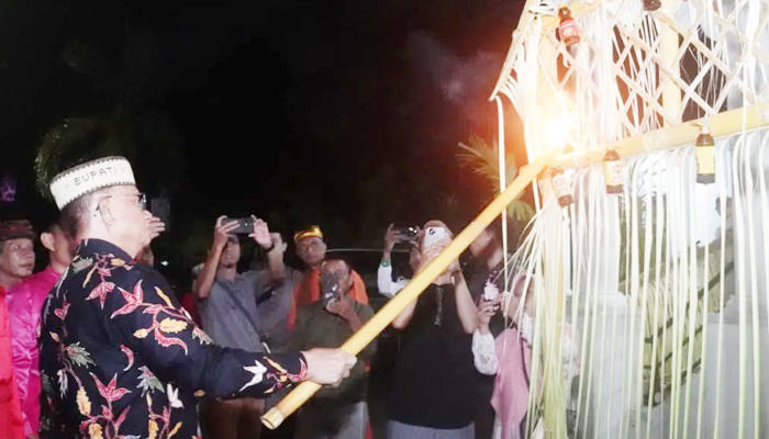 Bupati Bone Bolango, Ismet Mile saat menyalakan lampu botol sebagai bentuk tradisi Tumbilotohe telah dimulai [foto:dok/ist]