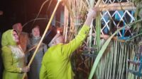 Bupati Gorontalo, Sofyan Puhi saat menyalakan lampu botol, Senin 16 Maret 2026 [foto:dok/humas]