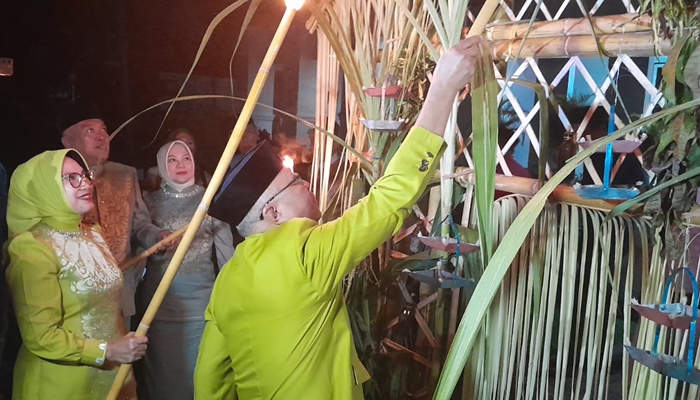 Bupati Gorontalo, Sofyan Puhi saat menyalakan lampu botol, Senin 16 Maret 2026 [foto:dok/humas]