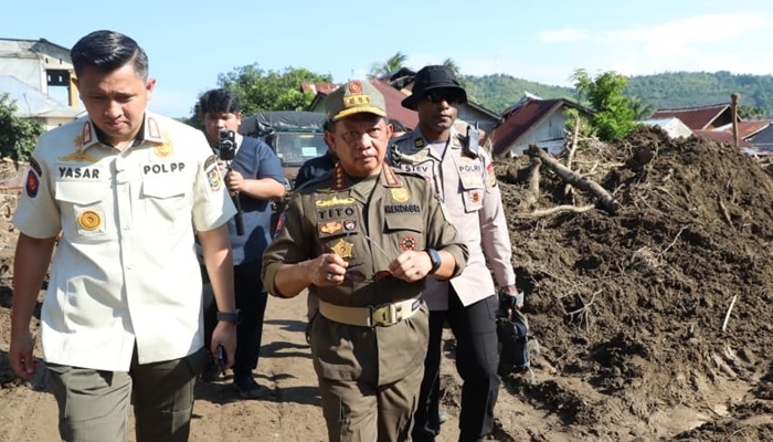 Menteri Dalam Negeri Tito Karnavian meninjau kondisi bencana di Aceh [foto:dok/kemendagri]