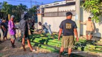 Penjualan bambu di kawasan bundaran tugu ketupat Desa Yosonegoro. [foto:juna/nusantara1]