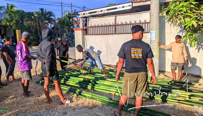 Penjualan bambu di kawasan bundaran tugu ketupat Desa Yosonegoro. [foto:juna/nusantara1]