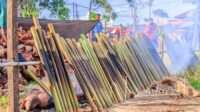 Warga Yosonegoro produksi nasi bulu. [foto:juna/nusantara1]