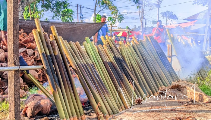 Warga Yosonegoro produksi nasi bulu. [foto:juna/nusantara1]