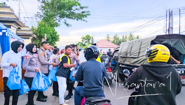 Polda Gorontalo melibatkan Ormas, Mahasiswa dan Ojol untuk bagi-bagi takjil pada Jumar 6 Maret 2026 [foto:juna/nusantara1]