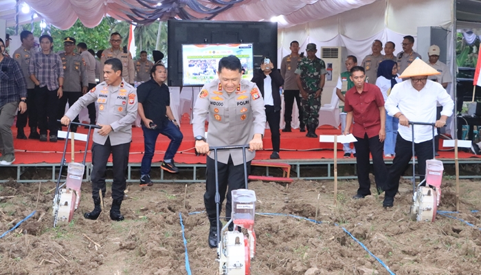 Kapolda Gorontalo, Irjen Pol. Drs. Widodo, didampingi Wakapolda Brigjen Pol. Simson Zet Ringu, Forkopimda tanam jagung serentak Kuartal I [foto:dok/humas]