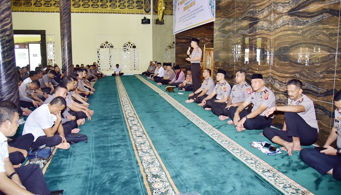 Kapolda Gorontalo, Irjen Pol Drs. Widodo saat memberi sambutan pada pembinaan rohani dan mental agama Islam di Masjid Az-Zikra Mapolda [foto:dok/humas]
