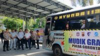 Kapolda Gorontalo, Irjen Pol. Drs. Widodo saat melepas peserta Mudik Gratis, Rabu 18 Maret 2026 [foto:dok/humas]
