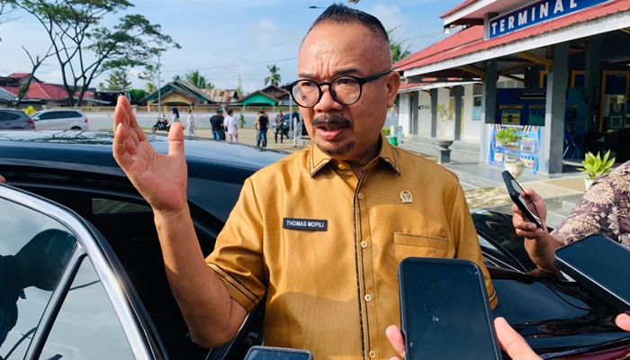 Ketua DPRD Provinsi Gorontalo, Thomas Mopili saat diwawancarai terkait dengan mudik [foto:dok]