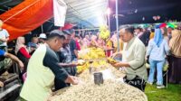 Festival Malam Qunut di Tabongo dengan jualan kacang dan pisang. [foto:juna/nusantara1]