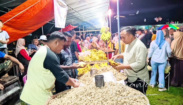 Festival Malam Qunut di Tabongo dengan jualan kacang dan pisang. [foto:juna/nusantara1]