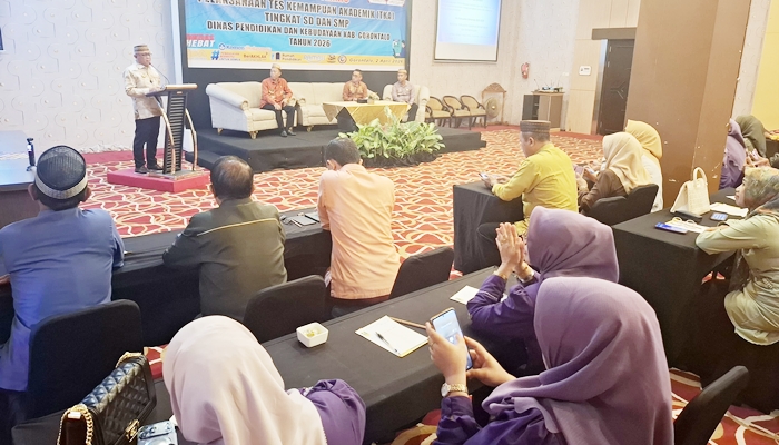 Bupati Gorontalo, Sofyan Puhi saat membuka Bimtek TKA, Kamis 2 April 2026 [foto:dok/humas]