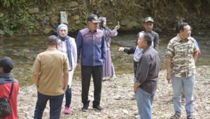 Komisi III DPRD Provinsi Gorontalo meninjau akses penyeberangan di dusun I Desa Modelidu. [foto:juna/nusantara1]