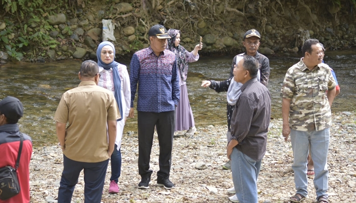 Komisi III DPRD Provinsi Gorontalo meninjau akses penyeberangan di dusun I Desa Modelidu. [foto:juna/nusantara1]
