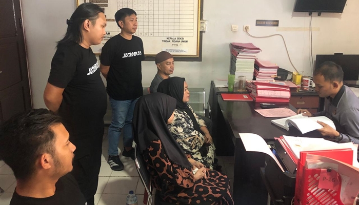 Polda Gorontalo saat menyerahkan tersangka judi ke Kejari Pohuwato [foto:dok/humas]