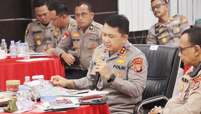 Kapolda Gorontalo, Irjen Pol. Drs. Widodo saat memimpin ‘Gelar Operasi Triwulan’ [foto:dok/humas]