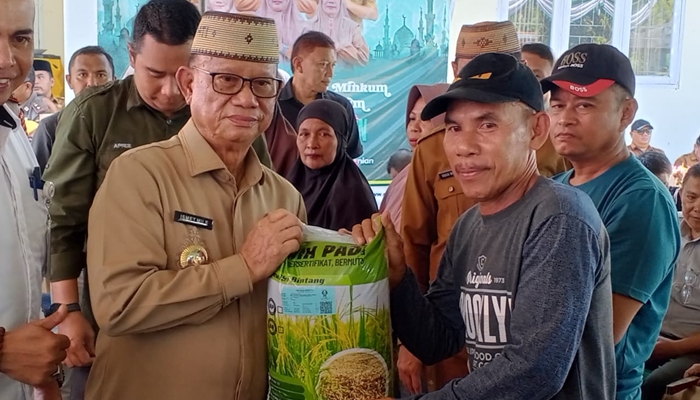 Bupati Bone Bolango, Ismet Mile saat menyerahkan bantuan bibit padi, Senin 6 Maret 2026 [foto:dok/kominfo]
