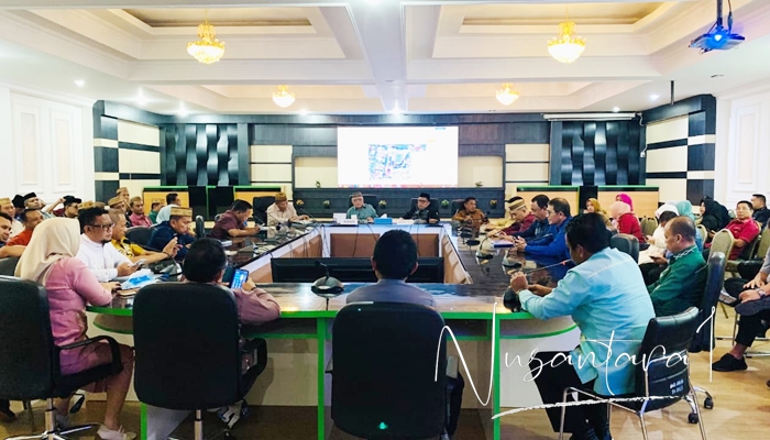 Bupati Gorontalo Sofyan Puhi menyerahkan bantuan dari Kementerian Sosial. [foto:dok/humas]