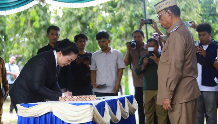 Pelantikan Dirut PDAM Tirta Bolango, Lanny Dintje Chantiara Ambouw oleh Bupati Bone Bolango, Ismet Mile [foto:dok/kominfo]