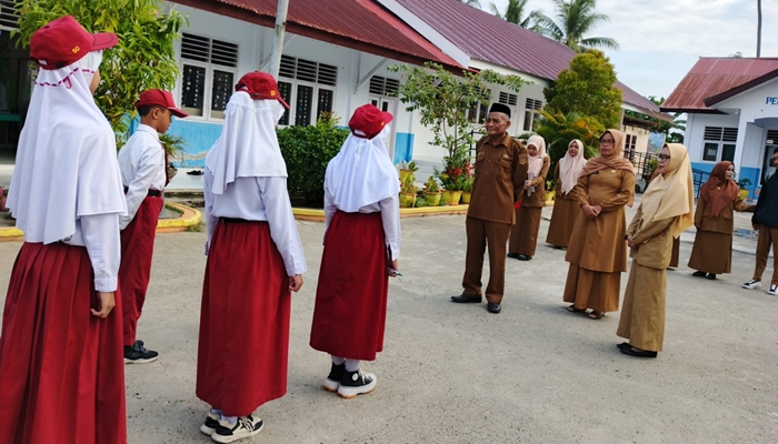 Kepala Dinas Komunikasi dan Informatika, Bone Bolango, Udin Kuku saat memimpin apel pembukaan TKA di SDN 15 Kabila [foto:dok/kominfo]