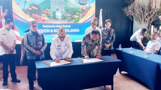 Bupati Bone Bolango Ismet Mile dan Walikota Tomohon Caroll Joram Azarias Senduk saat menandatangani PKS [foto:dok/kominfo]