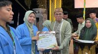 Penyerahan hadiah oleh Sekda Bone Bolango, Iwan Mustapa kepada salah seorang peserta MTQ [foto:dok/kominfo]