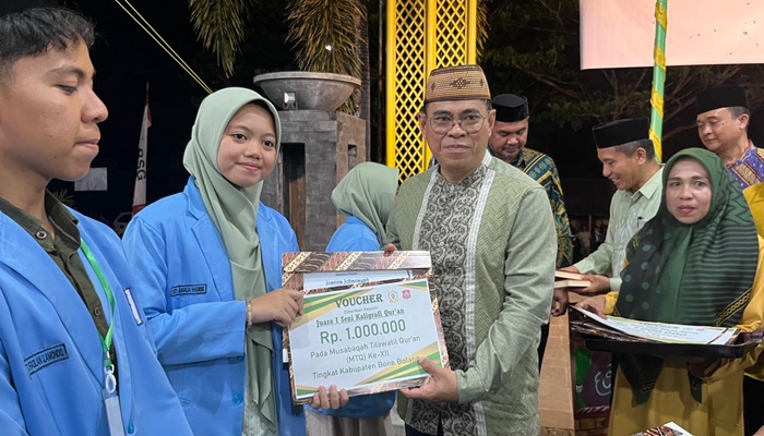 Penyerahan hadiah oleh Sekda Bone Bolango, Iwan Mustapa kepada salah seorang peserta MTQ [foto:dok/kominfo]