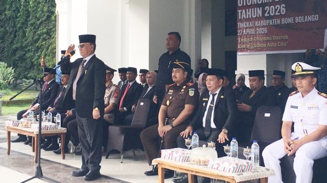 Bupati Bone Bolango, Ismet Mile saat memimpin apel peringatan Hari Otonomi Daerah ke-30, Senin 27 April 2026 [foto:dok/kominfo]