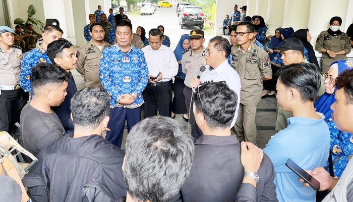 Sekda Bone Bolango, Iwan Mustapa saat menerima aspirasi dari Aliansi Masyarakat dan Mahasiswa, Senin 27 April 2026. [foto:dok/kominfo]