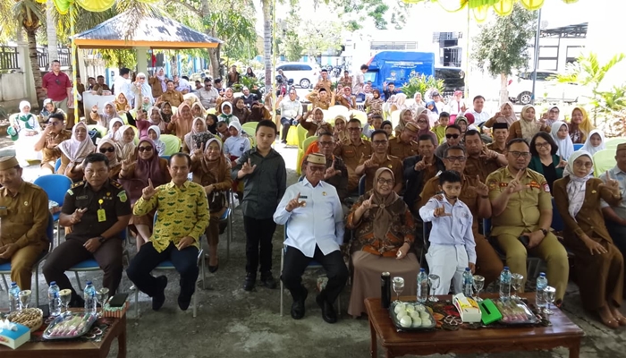 Bupati Bone Bolango, Ismet Mile didampingi ‘Bunda Literasi’, Ruwaida Ismet Mile saat menghadiri pembukaan Lomba Literasi di Halaman Kantor Dinas Perpustakaan dan Kearsipan, Selasa 28 April 2026. [foto:dok/diskominfo]