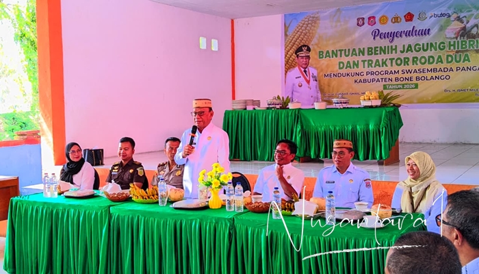Bupati Bone Bolango, Ismet Mile menyerahkan bantuan benih jagung di Bulango Utara. [foto:juna/nusantara1]