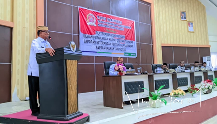 Bupati Bone Bolango Ismet Mile saat memberikan sambutan pada rapat paripurna DPRD. [foto:juna/nusantara1]