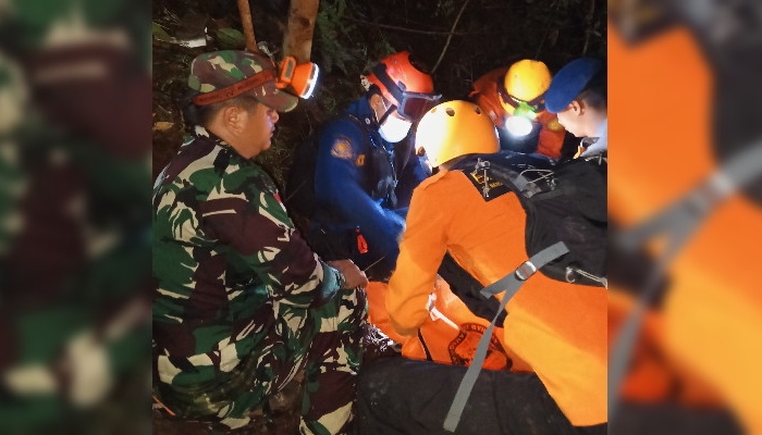 Proses evakuasi korban kecelakaan helikopter di wilayah Kalimantan Barat [foto:dok/rmol]