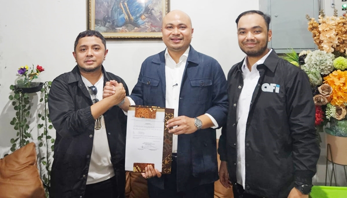 Ketua BPD HIPMI Gorontalo, Rusli Anwar saat menyerahkan rekomendasi kepada Afifudin Suhaeli Kalla sebagai bentuk dukungan untuk ikut Munas [foto:dok/hipmi]