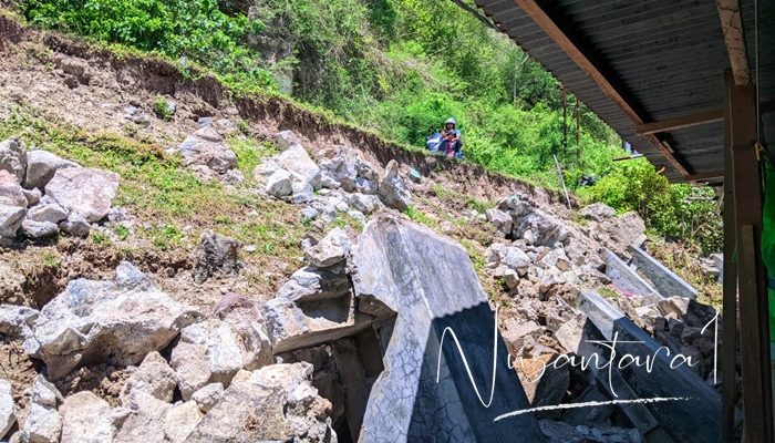 Pagar ambruk di Kelurahan Botu nyaris menimpa rumah warga. [foto:juna/nusantara1]