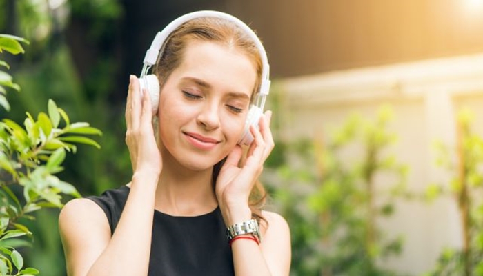 Ilustrasi. Meninggalkan sejumlah kebiasaan buruk sehari-hari ternyata bisa membantu seseorang awet muda, salah satunya yakni kelamaan pakai headphone [foto:dok/yoursay]