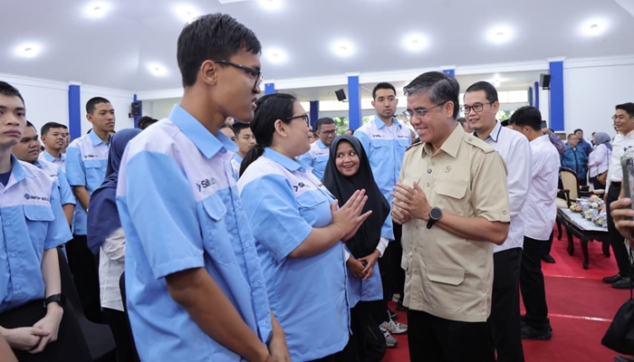 Menteri Ketenagakerjaan Yassierli, saat menemui peserta usai membuka Pelatihan Vokasi Nasional 2026 [foto:dok/naker]