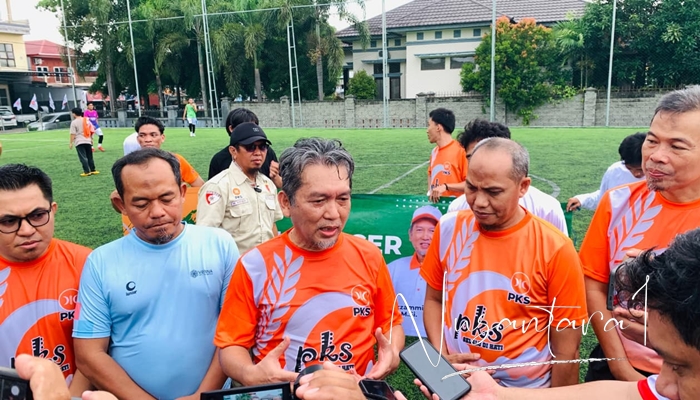 Presiden PKS, Almuzzammil Yusuf saat diwawancarai awak media. [foto:juna/nusantara1]