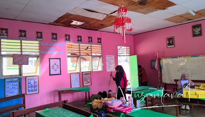 Kondisi kelas di SDN 18 Telaga Biru dengan atap sudah bocor. [foto:juna/nusantara1]