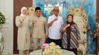 Bupati Bone Bolango, Ismet Mile (ketiga dari kiri) saat foto bersama dengan Bupati Bolaang Mongondow, Yusra Alhabsyi (kedua dari kiri) usai menggelar pertemuan [foto:dok/ist]