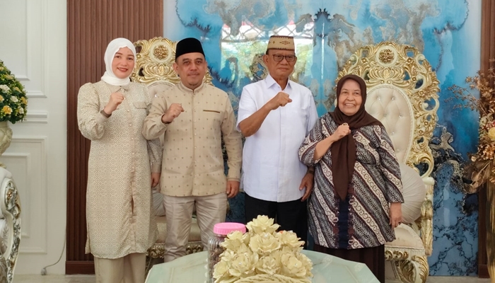 Bupati Bone Bolango, Ismet Mile (ketiga dari kiri) saat foto bersama dengan Bupati Bolaang Mongondow, Yusra Alhabsyi (kedua dari kiri) usai menggelar pertemuan [foto:dok/ist]