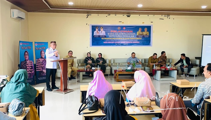 Bupati Gorontalo, Sofyan Puhi saat membuka kegiatan Pelatihan Bisnis dan Kewirausahaan Serta Kurasi Produk IKM. [foto:juna/nusantara1]