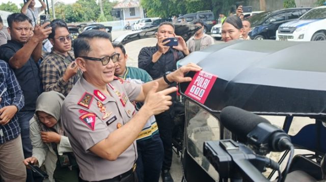 Kapolda Gorontalo, Irjen Widodo saat menempel stiker di bentor sebagai bentuk sosialisasi Call Centre 110 [foto:dok]