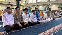 Ketua DPRD Kabupaten Gorontalo, Zulfikar Usira (ketiga dari kiri) saat menghadiri pelepasa Jamaah Haji, Senin 11 Mei 2026 [foto:dok/humas]