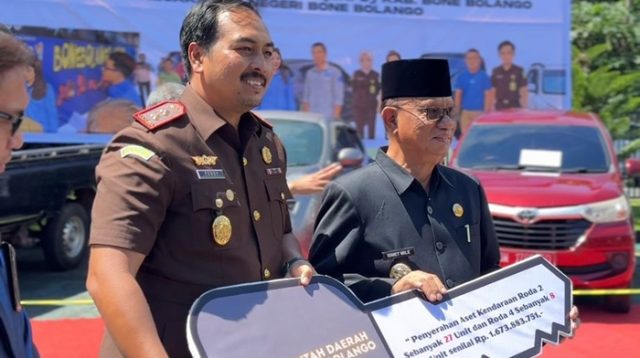 Penyerahan kendaraan dinas secara simbolis oleh Kejari ke Bupati Bone Bolango, Ismet Mile [foto:dok/kominfo]