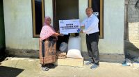 Penyerahan bantuan kepada salah seorang warga Kota Gorontalo [foto:dok/pln]