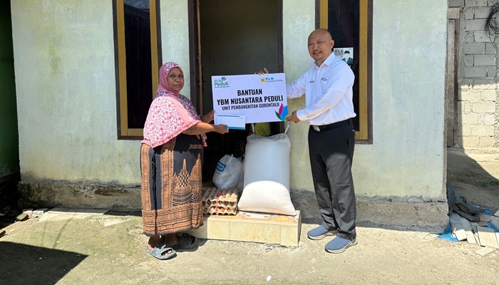 Penyerahan bantuan kepada salah seorang warga Kota Gorontalo [foto:dok/pln]