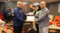Penyerahan penghargaan dari Kepala TVRI Stasiun Gorontalo, Abraham M. L. Rumere kepada Manajemen PLN Nusantara Power UP Gorontalo, Reynold Gobel [foto:dok/pln]